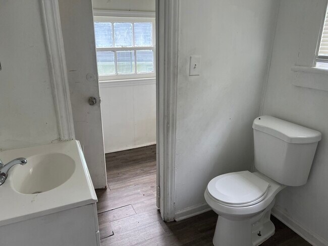 Building Photo - 2 bedroom 1 bath house