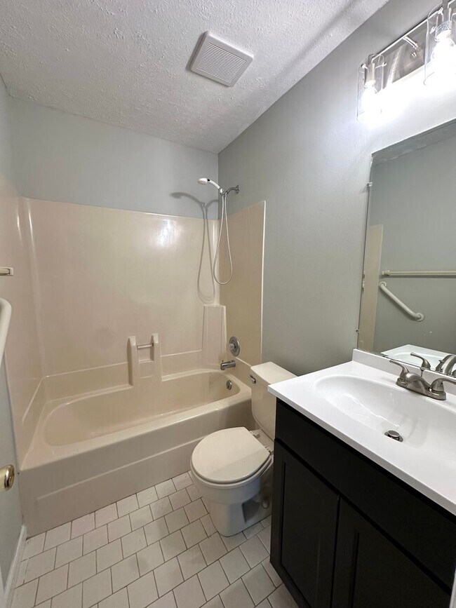 Building Photo - Renovated 3 Bedroom 2 Bath in Hendersonvil...