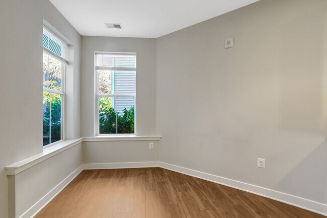 Building Photo - 1 bedroom 1 bathroom condo available immediately for rent