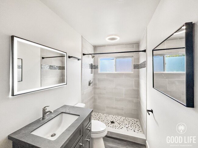 Building Photo - Beautiful 3BD/2BA W/ Updated Kitchen and A...