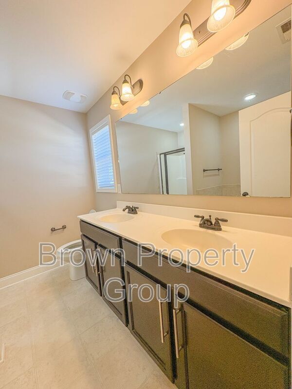 Building Photo - 1804 Shady Knoll Ln