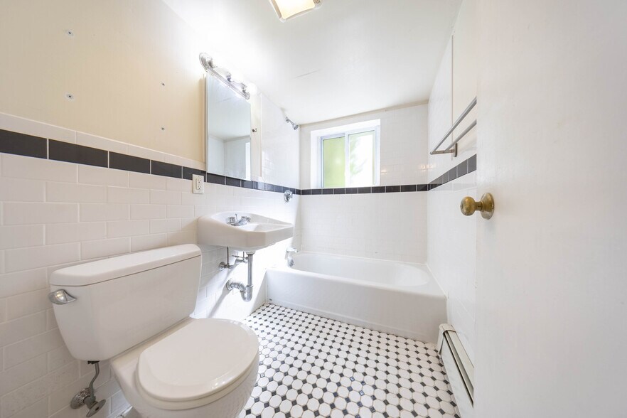 Building Photo - 33 Westgate Rd