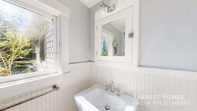 Building Photo - 1131 N Wilson Ave