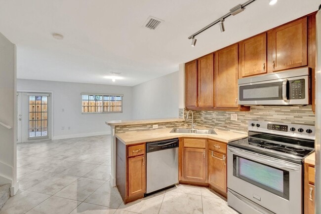 Building Photo - 3055 Riverside Dr
