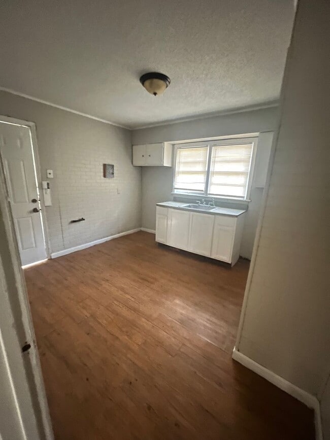 Building Photo - Renovated house in quite Neighborhood