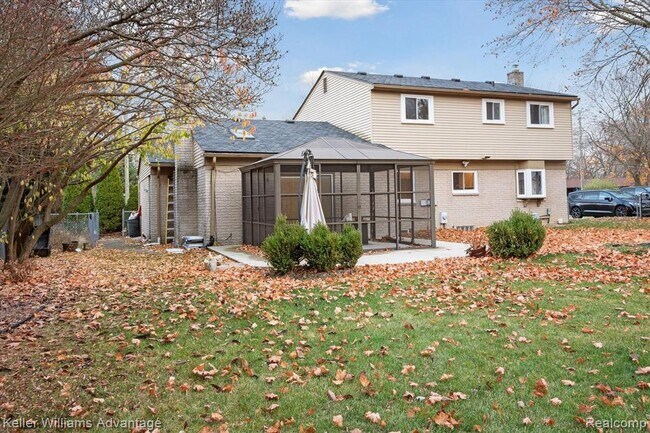 Building Photo - 19263 Sunset St