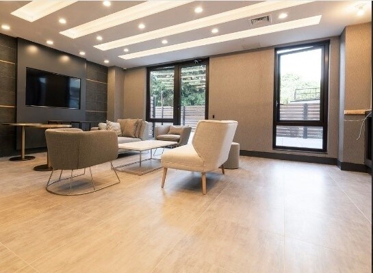 Primary Photo - 635 4th Ave