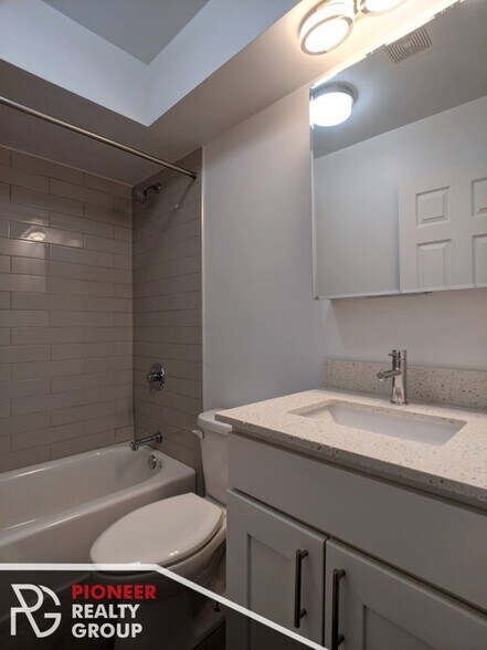 Building Photo - 525 W Oakdale Ave