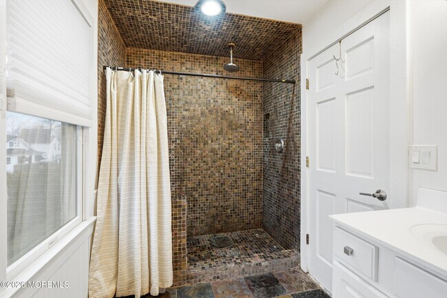 Building Photo - 505 Laurel Ave