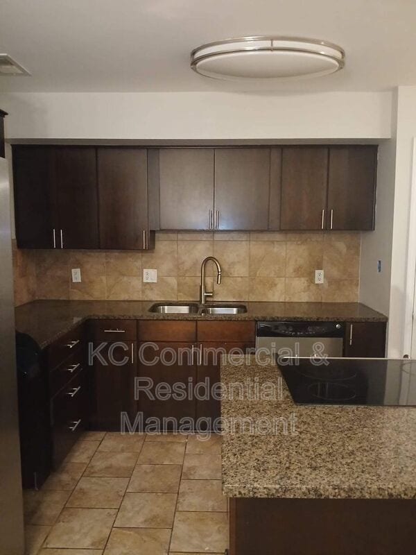 Building Photo - 530 W 10th St