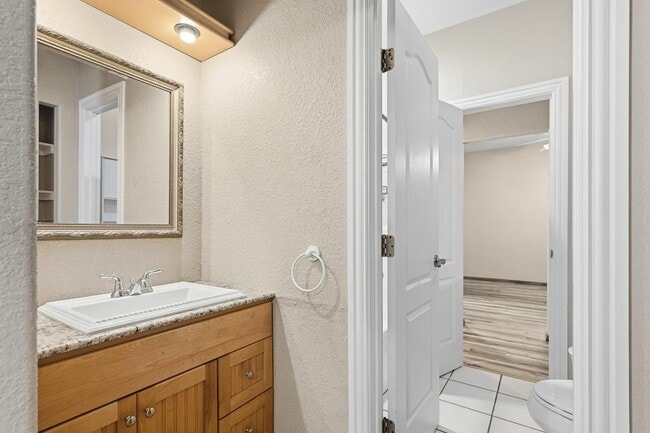 Building Photo - 1717 Red Oak Dr