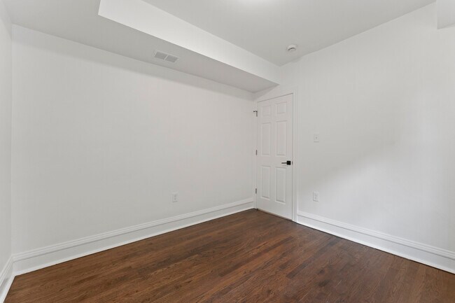 Building Photo - 5304 W Cornelia Ave