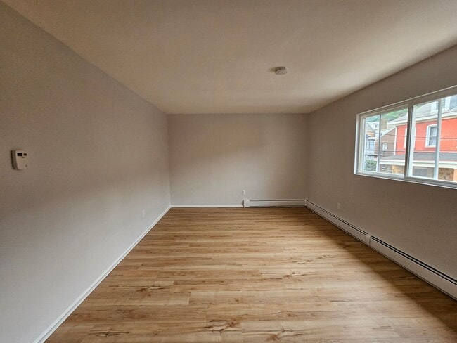 Building Photo - Newly Updated 3 bedroom 1 bath apartment i...