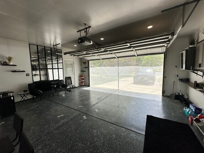 Building Photo - 3 bedroom, 2 Full Bathroom Single Family H...