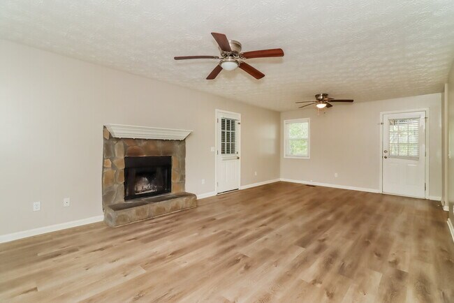 Building Photo - 909 N Lassetter Cir