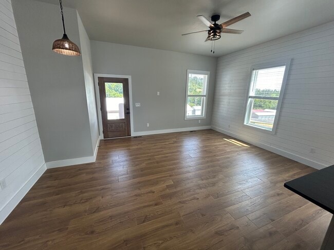 Building Photo - 211 Auttie Cir