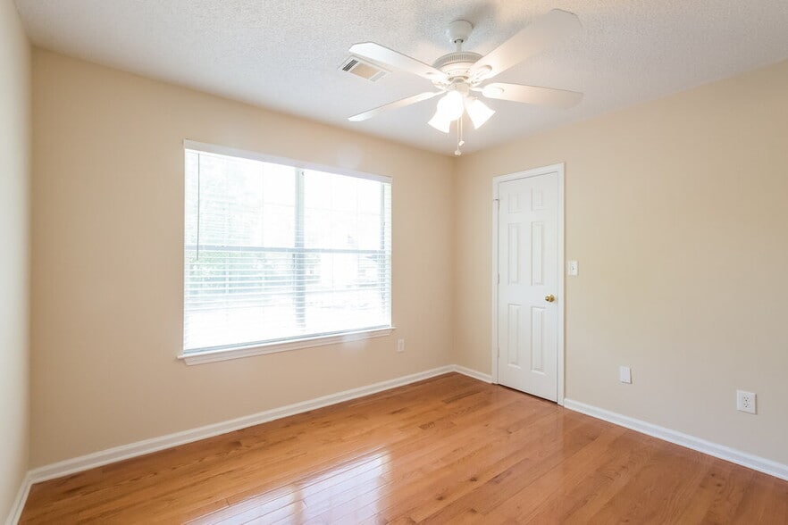 Building Photo - 134 Summer Crest Pl SW