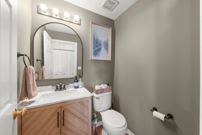 Building Photo - 2020 Juniper Ct