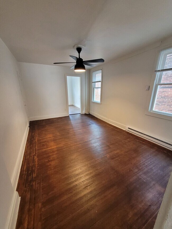 Building Photo - 565 W Market St