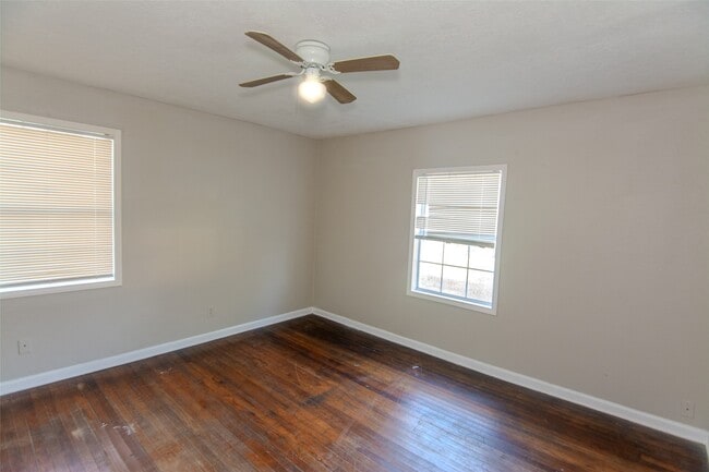 Building Photo - 1105 Mobile Dr