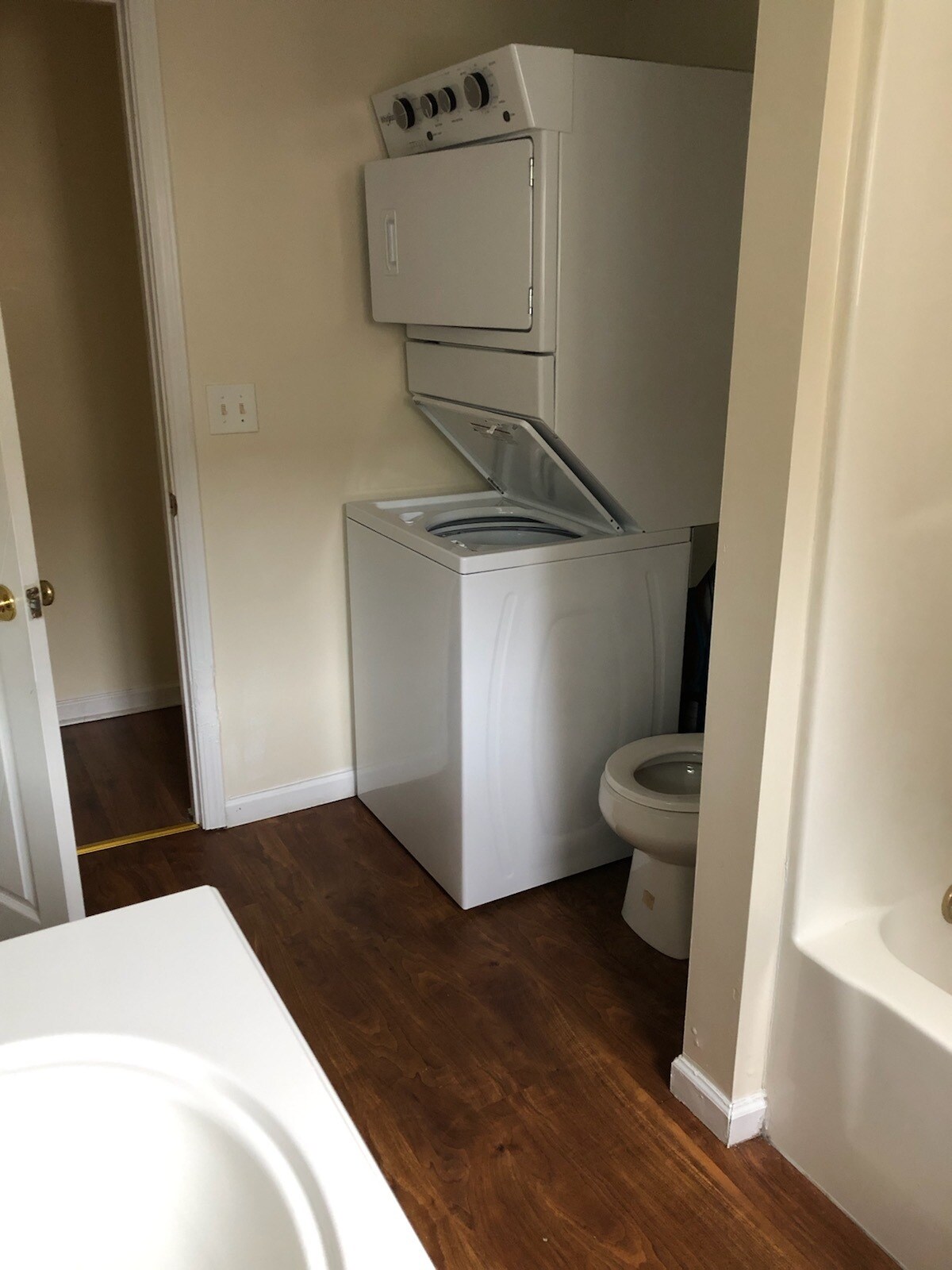 Stackable Washer/Dryer - 101 Logan St N