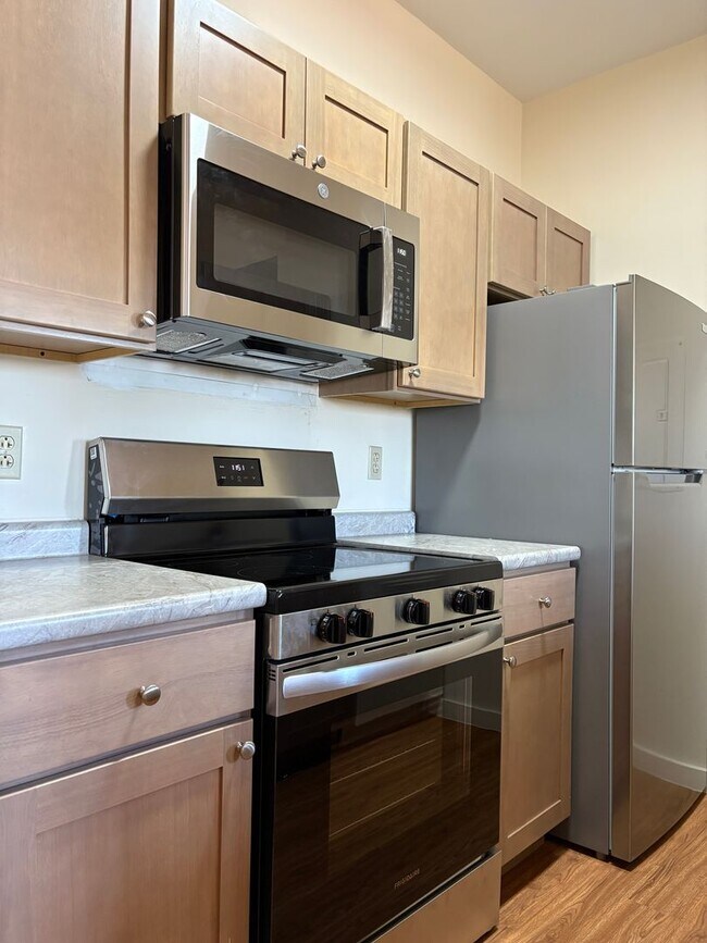 Building Photo - UPSCALE 2-BEDROOM WITH PRIVATE BALCONY!