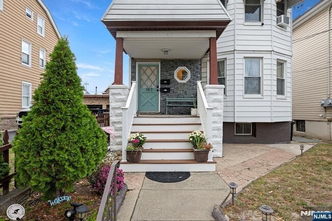 Building Photo - 197 Maple Ave