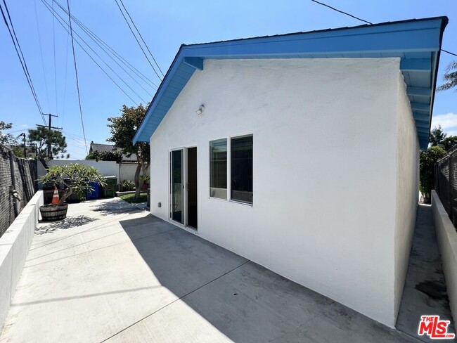 Building Photo - 3753 W 60th St