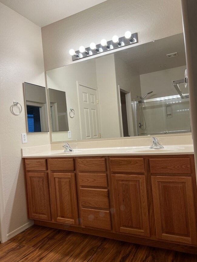 Building Photo - Two Story 4 Bedroom in Stoneridge
