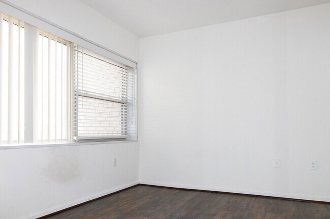 Building Photo - Beautiful top-level 1 bedroom, 1 bathroom condo in Alexandria City