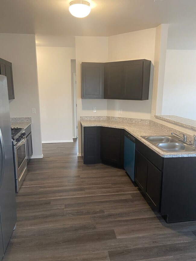 Building Photo - PRE-LEASING NOW — Comfortable 3-Bedroom | 2-Bath Home in Fox Hollow