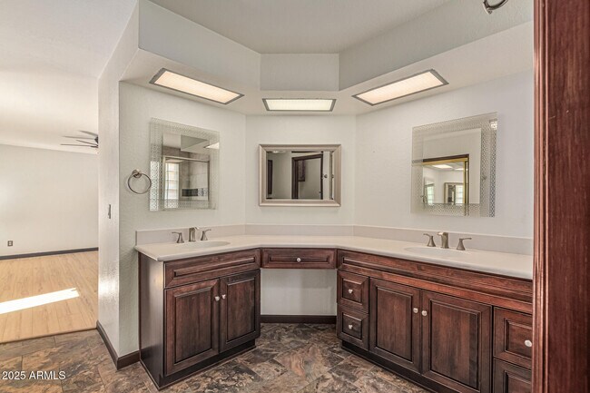 Building Photo - 5109 E Kathleen Rd