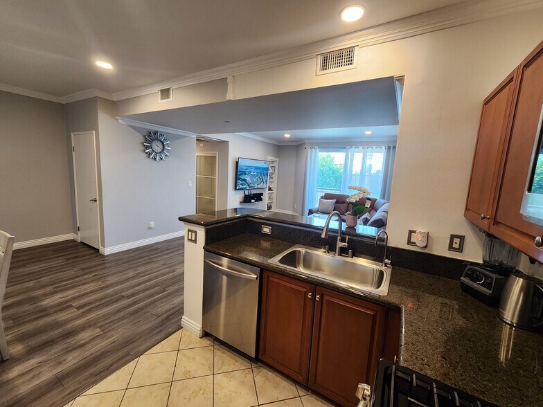 Building Photo - 13941 Sherman Way