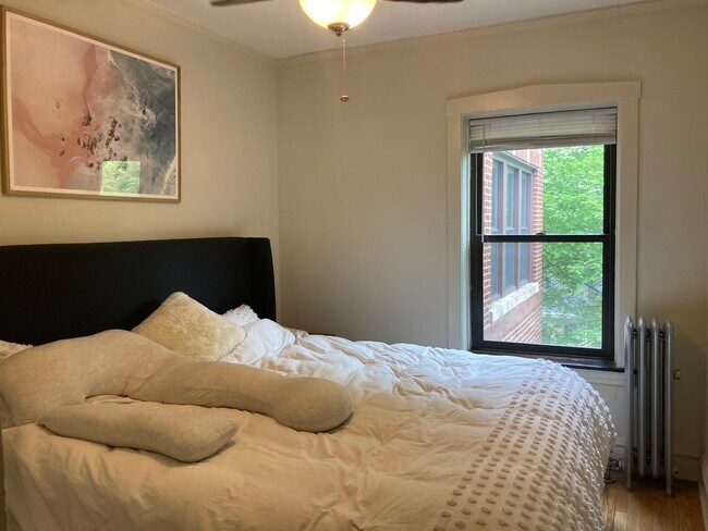 Building Photo - 4618 N Sacramento Ave