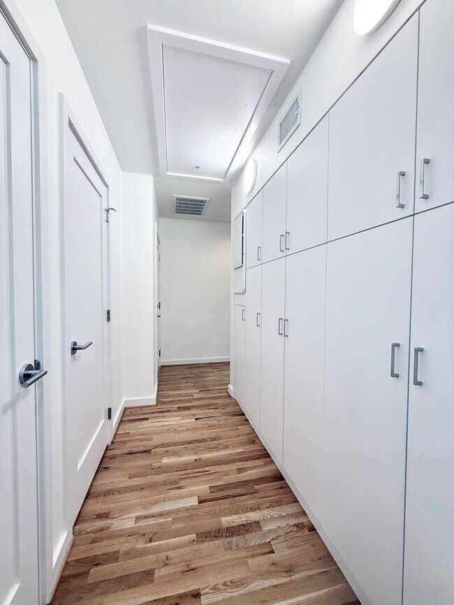 Building Photo - SUL12BS