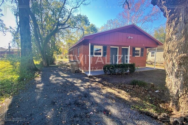 Building Photo - Renovated 1 Bedroom 1 Bath DUPLEX!