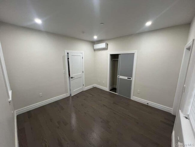 Building Photo - 61-14 Cloverdale Blvd