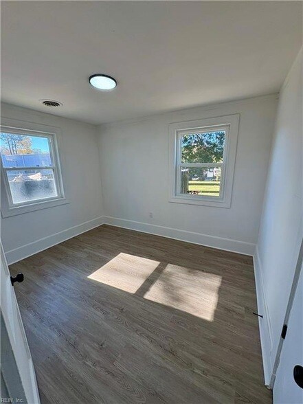 Building Photo - 889 W Main St