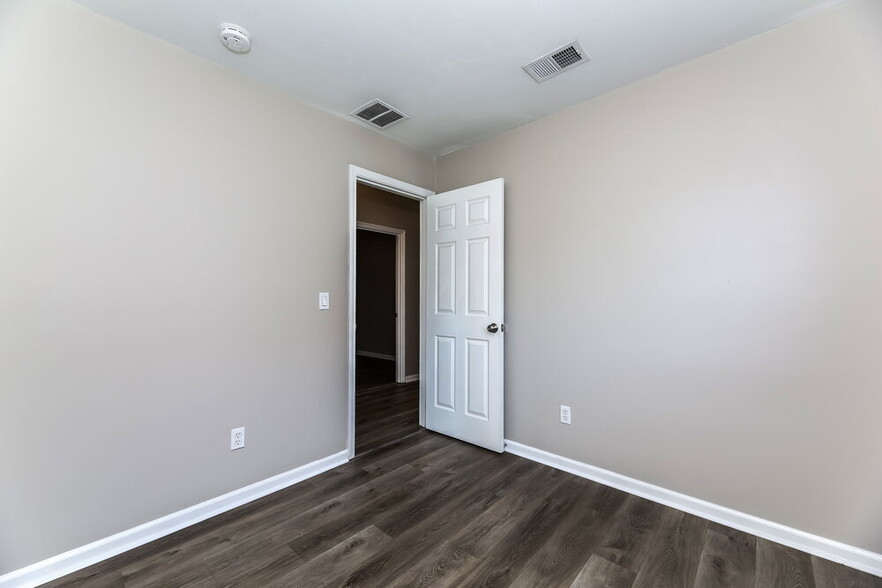 Building Photo - 7619 Pimmit Hills Dr