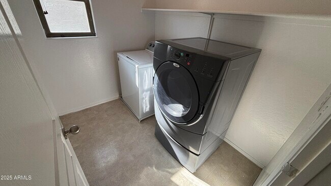 Building Photo - 3805 E Santa Fe Ln