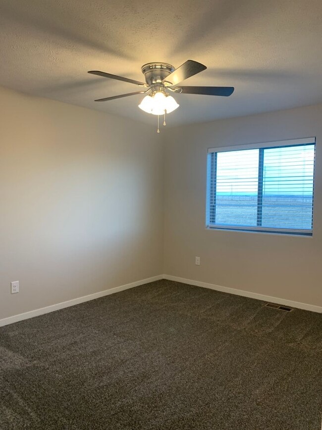 Building Photo - Spacious 2-Story with 3 bedrooms/2.5 bathrooms off N 27th and I-80