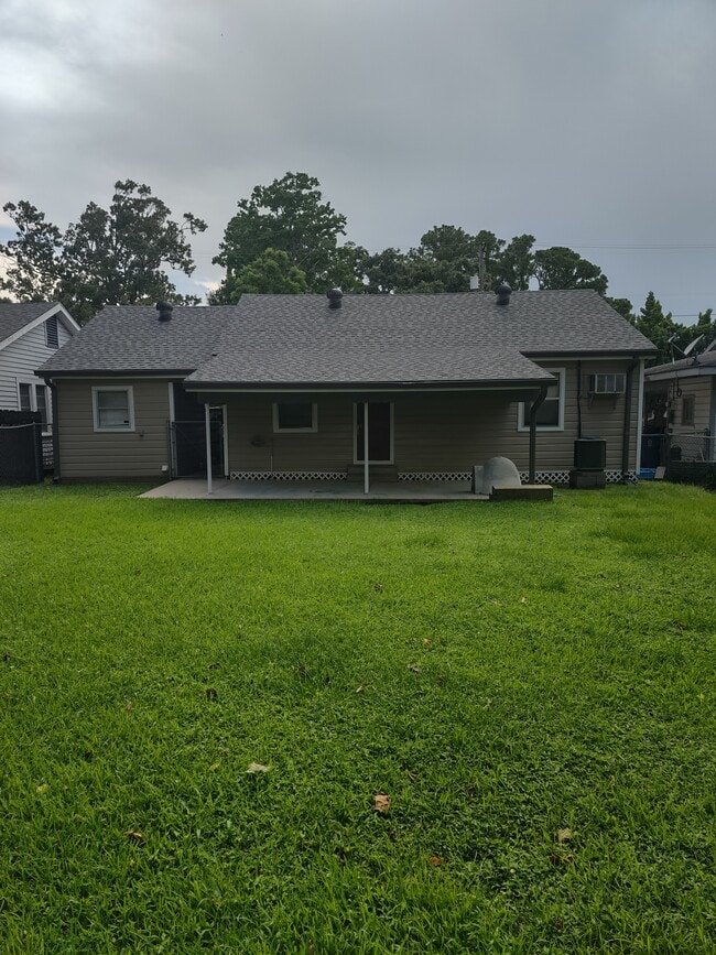 Building Photo - 113 Thelma Dr