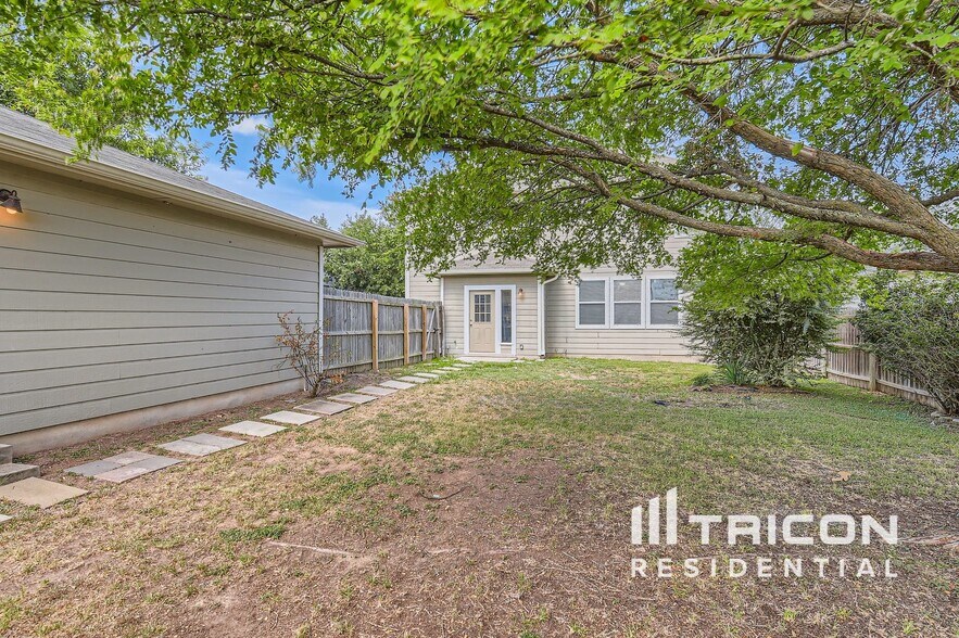 Building Photo - 501 Tobin Dr