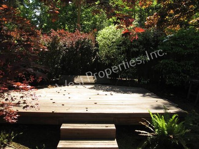 Building Photo - 3 BR Townhome- Wonderful Privacy Deck in B...