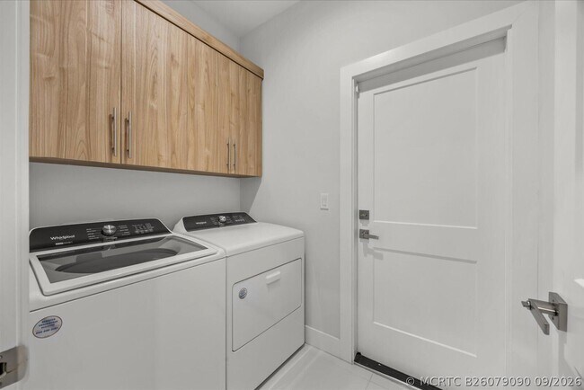 Building Photo - 419 SW Namoit Pl