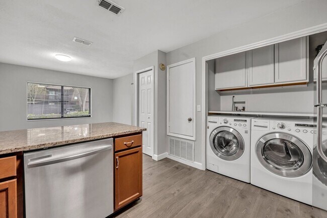 Building Photo - "Spacious 3-Bed, 3-Bath Townhouse with Elegant Hardwood Floors in Ocoee!"