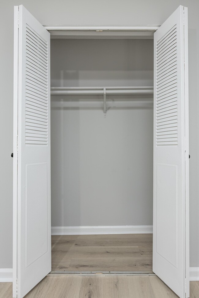 Building Photo - 7742 Holiday Hills Cir