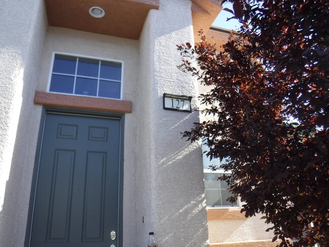 Building Photo - 3 BEDROOM HOME IN GATED COMMUNITY WITH COM...