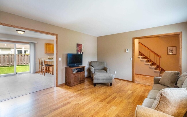 Building Photo - 878 Sky Ridge Dr