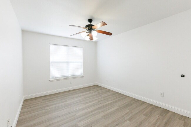 Building Photo - Gorgeous 4 bed 2.5 bath!